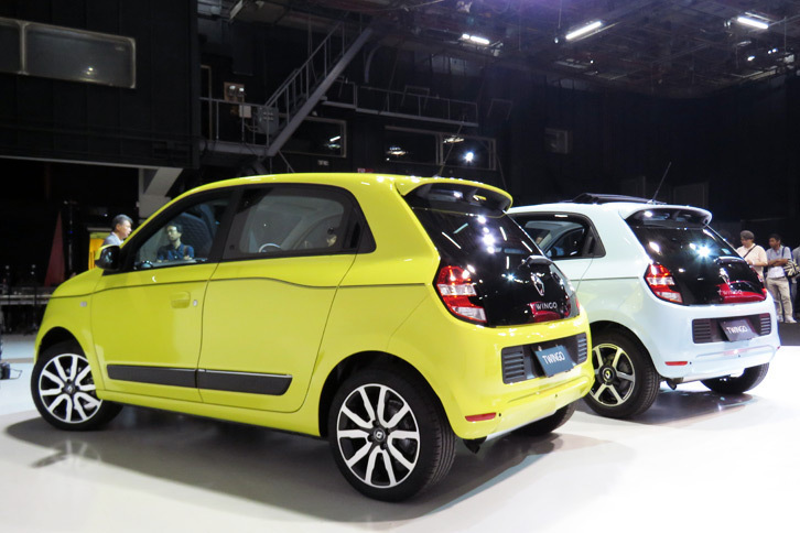 「ルノー・トゥインゴ インテンス」（手前）と「インテンス キャンバストップ」（奥）。