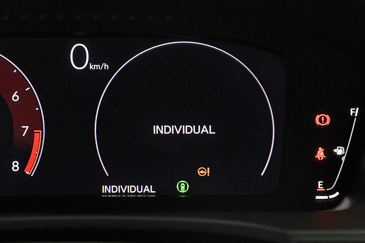 ドライブモードに、「コンフォート」「スポーツ」「＋R」に加えて「インディビジュアル」が設定されたのも新型のトピック。エンジンやステアリング、サスペンションなどの制御を、任意で設定できるようになった。