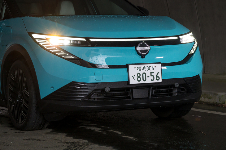 左右のランプユニットで三日月形を形成したフロントマスクはほかの何にも似ていない独自のスタイル。日産エンブレムの上の中央にもLEDが搭載されるのは「G」のみだ。