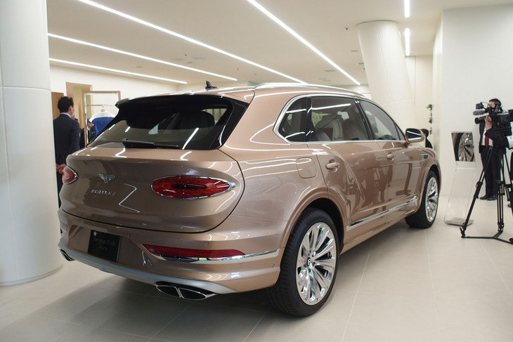 ベントレー・ベンテイガEWBアズール（リアビュー）