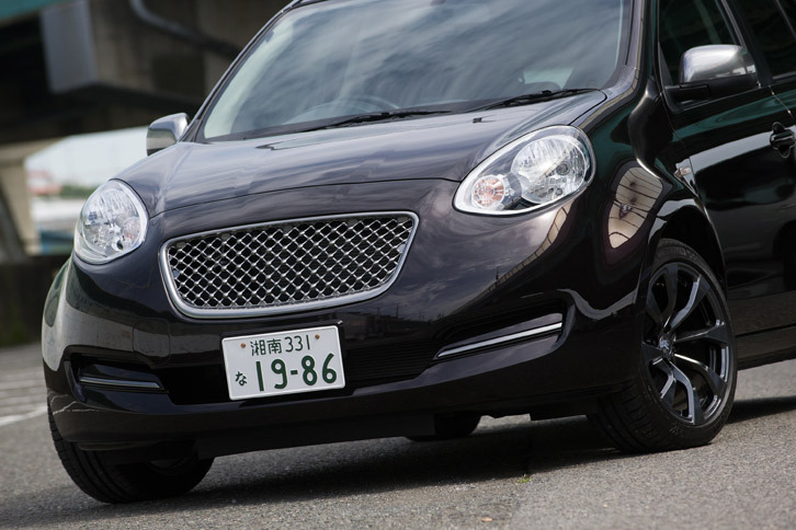 特徴的な網目状のグリルや専用形状のバンパーなど、フロントまわりには「マーチ ボレロ」の意匠がそのまま取り入れられている。