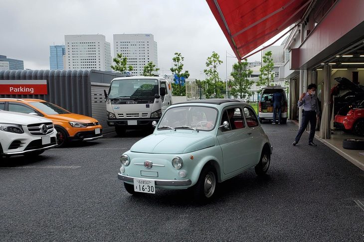 東京・有明のガレーヂ伊太利屋にて。同店に加え、「フィアット500クラシケev」はフィアット岐阜、フィアット京都でも扱われる。