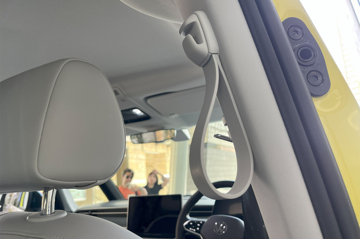 フォルクスワーゲンID.Buzz（Bピラーのアシストグリップ）