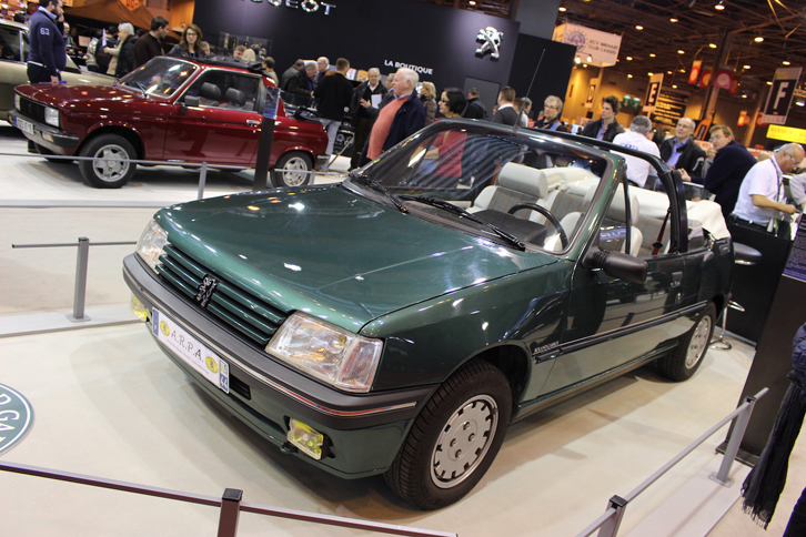 レトロモビル2016のプジョーブースで。「クラブ205」メンバー所蔵の、1991年「205ローラン・ギャロス」。