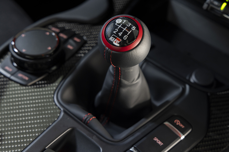 6段MT車のシフトレバーにはこれまでの「GR」ロゴに加えて、新たに赤いリングと赤いステッチが加えられた。この個体は総走行距離が1200kmほどの下ろし立てだったためか、2速の入りがちょっと渋かった。