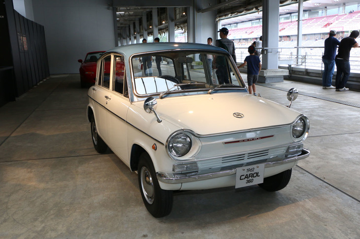 マツダのヒストリックカー展示コーナーには、歴代の名車たちが並べられた。「キャロル360」は1962年にデビュー。当初は3ドアのみだったが、翌年に4ドアセダンを追加した。逆反りのリアウィンドウがデザイン面での大きな特徴。360㏄ 4気筒エンジンを搭載していた。