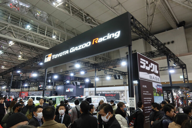 北ホールに位置する、TOYOTA GAZOO Racingの巨大ブース。今回トヨタは、トヨタ車体が運営する「ランドクルーザー」のスペシャルショップ、ランクルBASEと共同でブースを出展した。