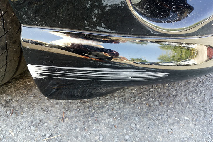 そうです。やってしまいました。運転に慣れたころにやらかしてしまうという、まさに油断のお手本のような出来事でした。