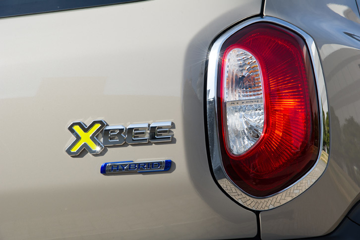 リアに装着される「XBEE」のバッジは、存在感のある大きなサイズだ。