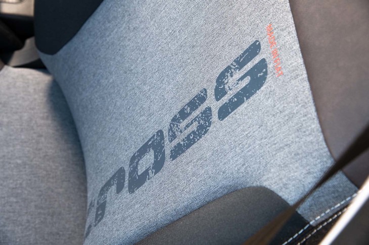 背もたれ部分に縦に大書された「cross」ロゴ。その上には小さく「MADE IN FIAT」と書かれている。