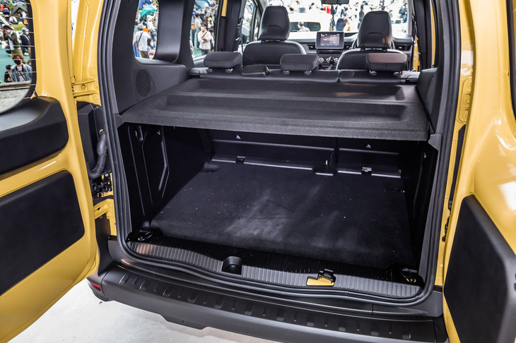 新型「カングー」の荷室。現行モデルと同じく観音開きドアによる大きな開口部と広い荷室が最大の特徴。シートアレンジによってロードバイクやスノーボードなどといったさまざまなアクティビティーギアが、簡単に収容できる。