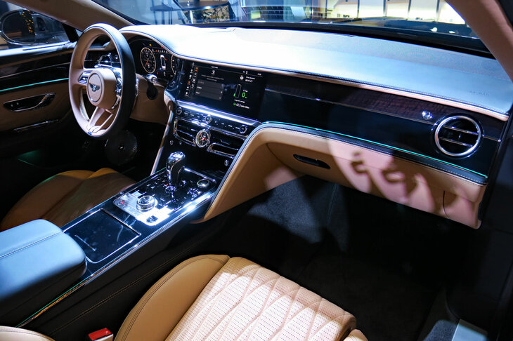 ベントレー・フライングスパー ハイブリッド（インストゥルメントパネルまわり）