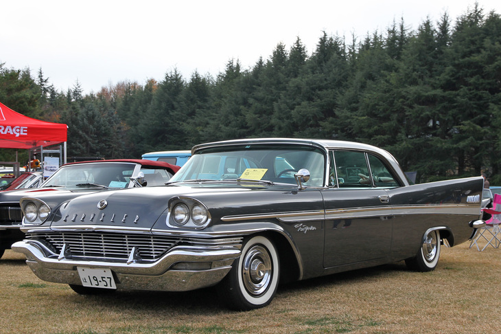 1957年「クライスラー・ニューヨーカー」。当時のクライスラーのフラッグシップで、全長5.5mを超えるボディーに6.4リッターV8のヘミエンジンを搭載。
