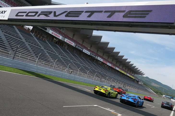 新型「シボレー・コルベット」と「コルベット コンバーチブル」。