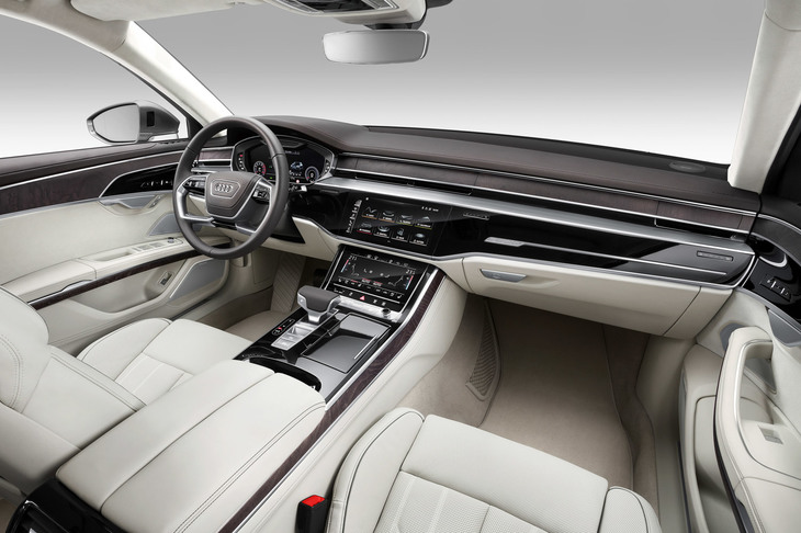 高い評価を得ている現行型「A8」のインテリア。インフォテインメントシステムや空調などのコントローラーは、いずれもブラックのタッチパネルに表示される。