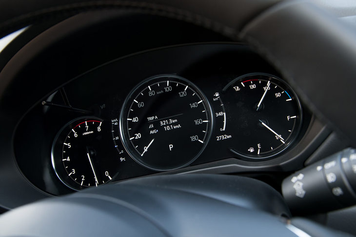 「Lパッケージ」では、メーターパネルの中央にTFT液晶の「7インチマルチスピードメーター」を新採用。さまざまな走行情報を、より少ない視点移動で確認できるようになった。