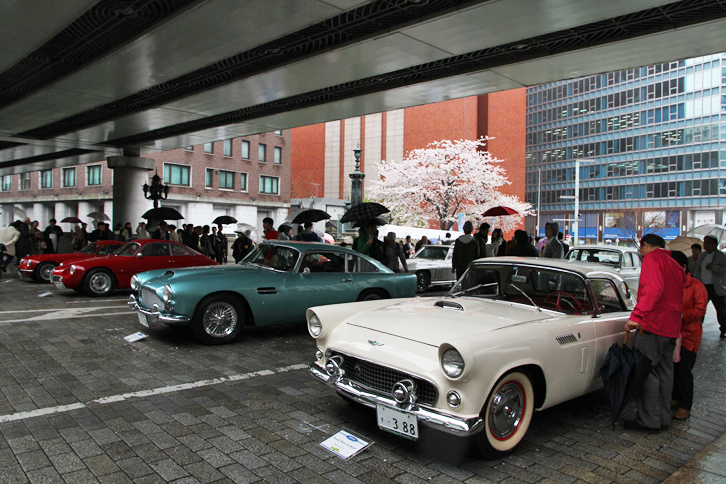 日本橋の上を通る首都高速環状線には、建設当初から景観を損ねているという声があり、イベント当日も移転（地下化）推進の署名運動が行われていた。だが、このときばかりは雨よけになった。