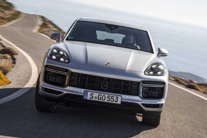 フロントまわりのデザインは、先代からのキープコンセプト。開口部が広くなったグリルが新型の最大の特徴だ。