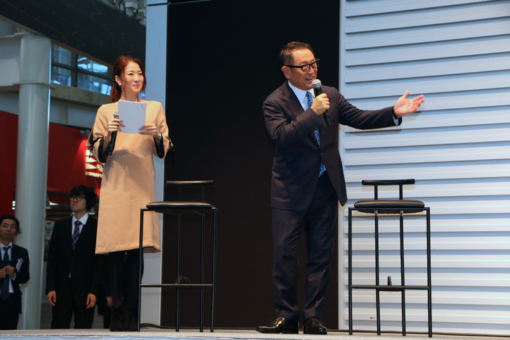 「ジャパンタクシー」について、「日本の景色を変えるクルマになる」と語る豊田章男社長。最後は、式に参加した各タクシー会社の関係者に向け、「そのためにも、ぜひジャパンタクシーに買い替えを」と語り、会場の笑いを誘った。