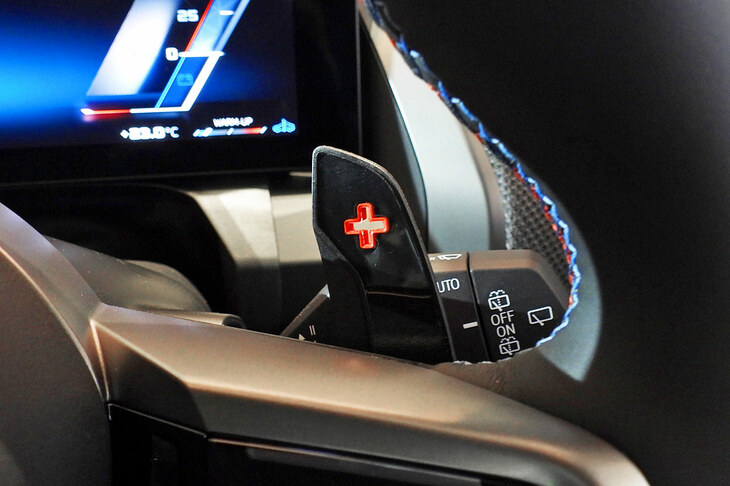 BMW X3 M50 xDrive（ステアリングパドル）