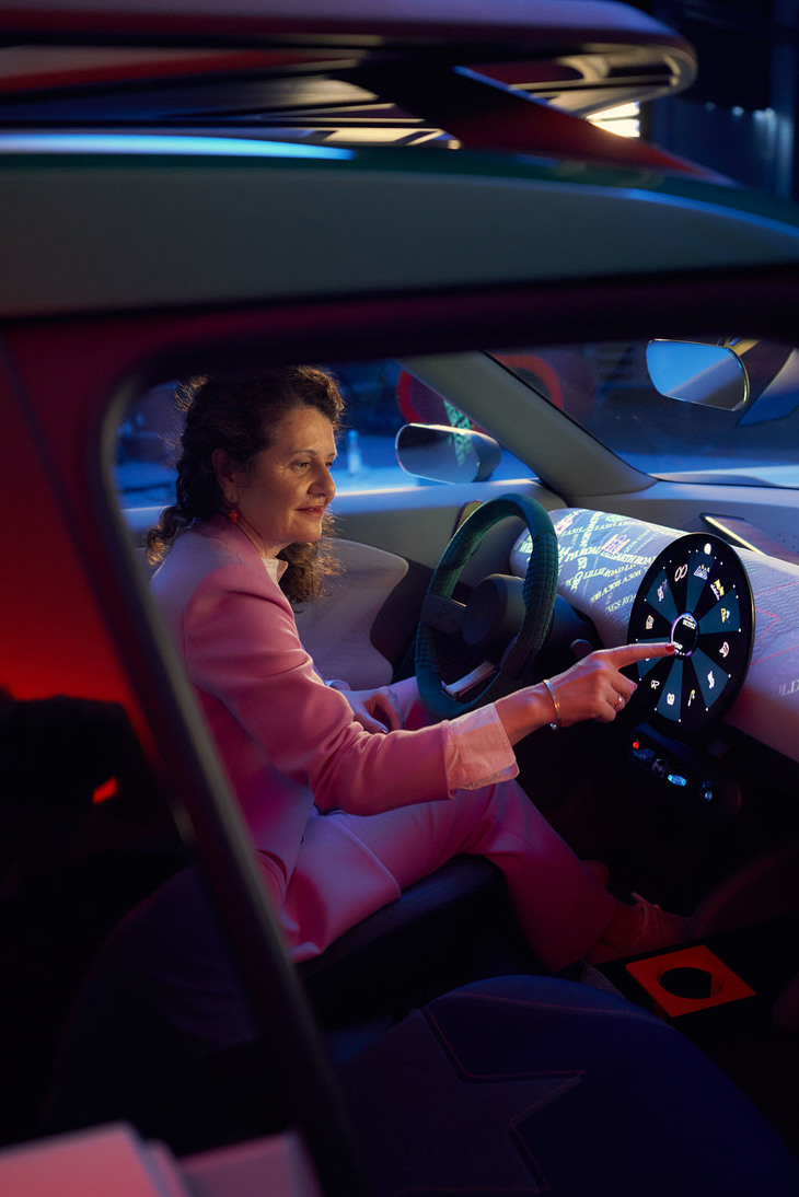 「MINIコンセプト エースマン」に乗り込むシュテファニー・ヴルスト氏は、MINIブランドの責任者だ。