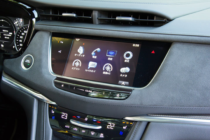 Apple CarPlayやAndroid Autoにも対応するインフォテインメントシステムの「CUE」。「XT5」には、プロセッサーの演算速度を高めた最新のシステムが搭載されている。