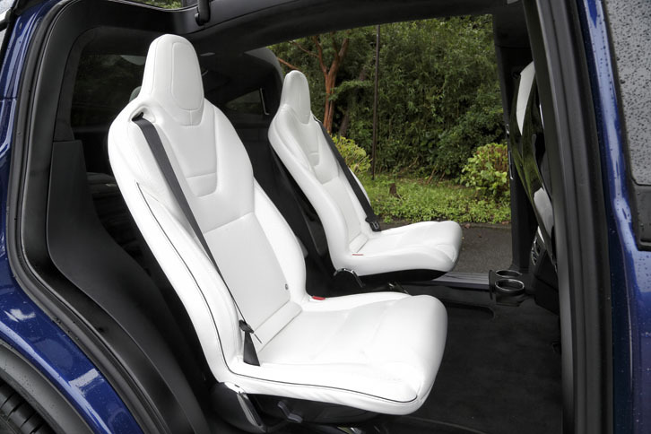 これは2列目が2席となる6人乗り仕様。