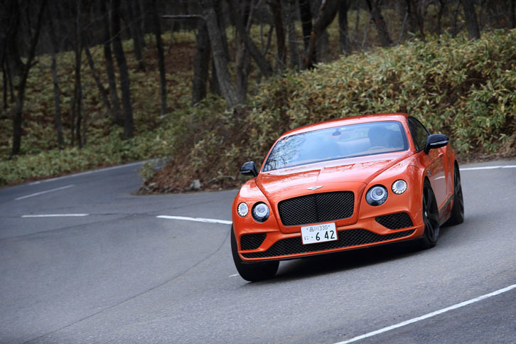 ワインディングロードを行く「コンチネンタルGTスピード ブラックエディション」。足まわりには、エアサスペンションが採用されている。