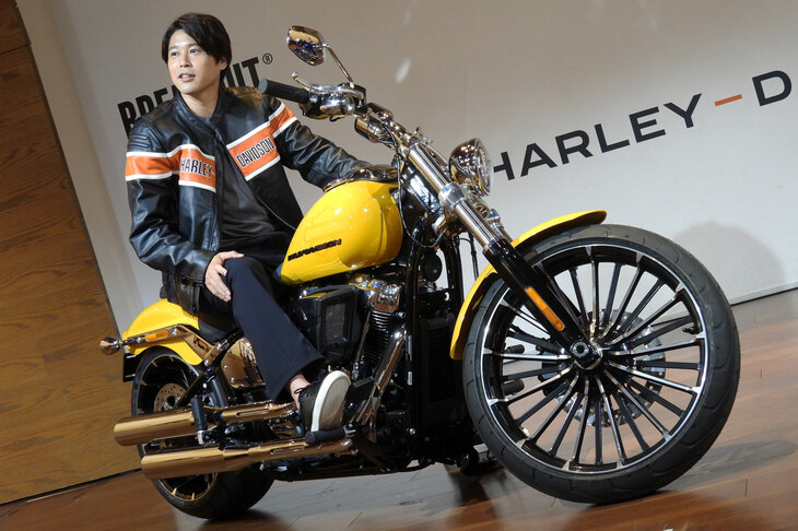 「ハーレーダビッドソン・ブレイクアウト」と元サッカー日本代表の内田篤人氏。