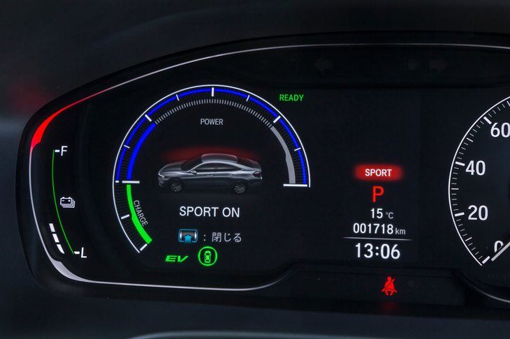 走行モード「SPORT」をオンにすると、アクセル操作に対するパワープラントの応答性が高まり、伸びのよい加速感を味わうことができる。