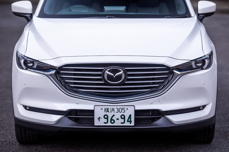 オートレベリング機構付きLEDヘッドランプは、グレードを問わず全モデルに標準装備される。「CX-5」のフロントグリルがメッシュデザインであるの対して「CX-8」では、横格子基調のものとなる。