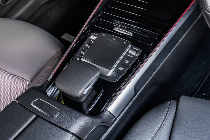 徐々に採用車種が減りつつあるタッチパッド式のインフォテインメントシステムコントローラーを装備。タッチパッドの左に、ドライブモードセレクターが配置される。