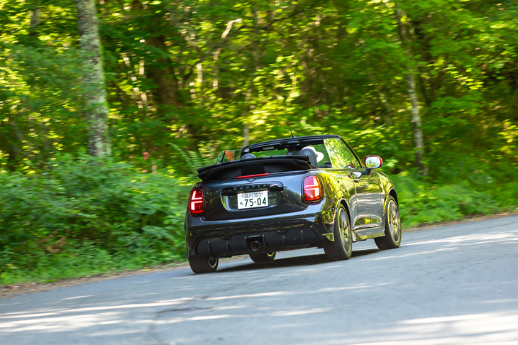 フロントに積まれる2リッター4気筒ターボエンジンは最高出力231PS、最大トルク380N・mを発生。エンジンのユニット自体は先代からのキャリーオーバーだが、トランスミッションが8段ATから7段DCTに変わっている。