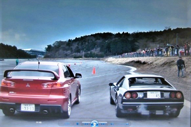 2009年の自主製作DVD『買うしかないぜ！ 激安フェラーリ」で、流し撮り職人兼レーサー池之平昌信カメラマンの愛車「ランエボX」と、わが「フェラーリ328GTS」の加速対決を行った。距離が短い低速からのローリングスタートでの勝負を、328GTSが見事に制した。