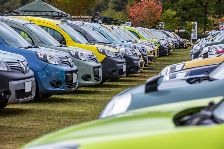 「カングー」乗りにとって重要なのは、観音開きの「ダブルバックドア」が開くスペース。ということで、参加車両は向かい合わせに駐車されるというのが、このイベントならではのユニークなルール。