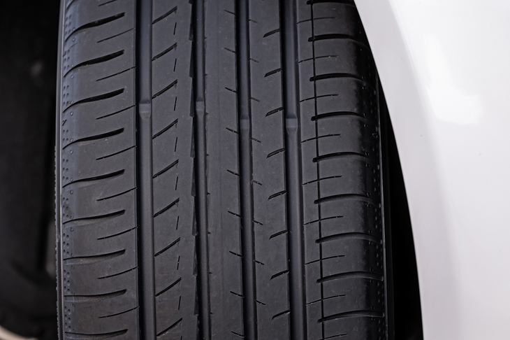 「BluEarth-GT AE51」では非対称パターンを専用開発。快適な乗り心地と優れた操縦安定性を持ち、トレッドパターンの新機軸となる「ライトニンググルーブ」や「ブレードカットサイプ」がウエット性能を向上させたという。