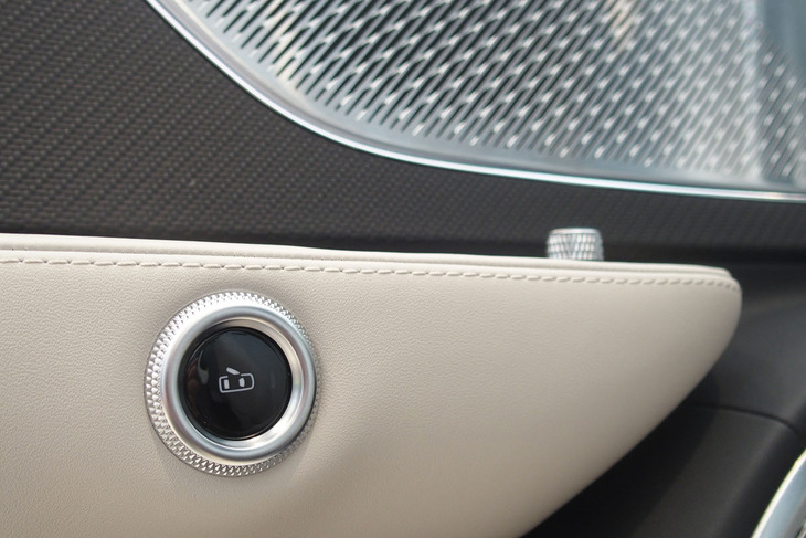 マセラティ・グラントゥーリズモ トロフェオ（ドアオープンスイッチ）