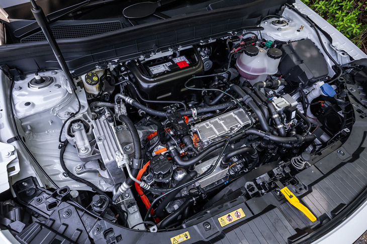 前後に1基ずつモーターを搭載する「EQB350 4MATIC」。フロントモーターが最高出力194PS、リアモーターが同98PSを発生する。