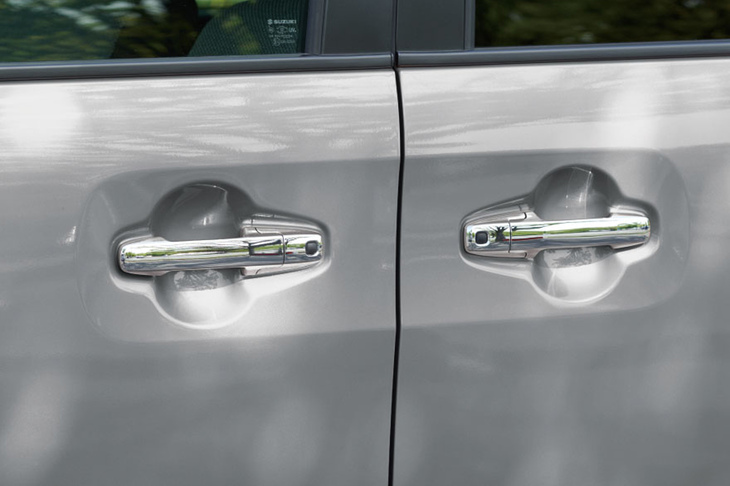 メッキ仕上げのドアハンドルが採用される特別仕様車「ワゴンRスマイル ハイブリッドSリミテッド」。