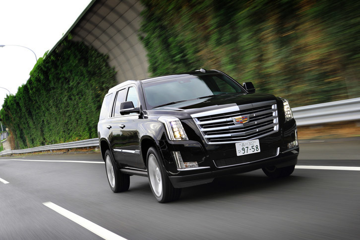 サスペンション形式は、前がダブルウイッシュボーン式、後ろが5リンクリジッド式。磁性流体を用いた可変ダンパー「マグネティックライド」が標準装備される。