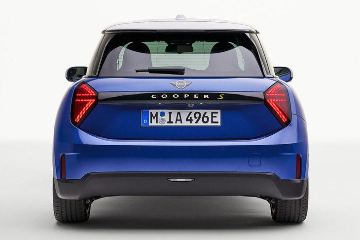 いっぽう、リアはご覧のとおり。末広がりの分かりやすい台形だ。どちらかといえばマッチョ＆スポーティーで、フロントとはちょっと印象が異なる。