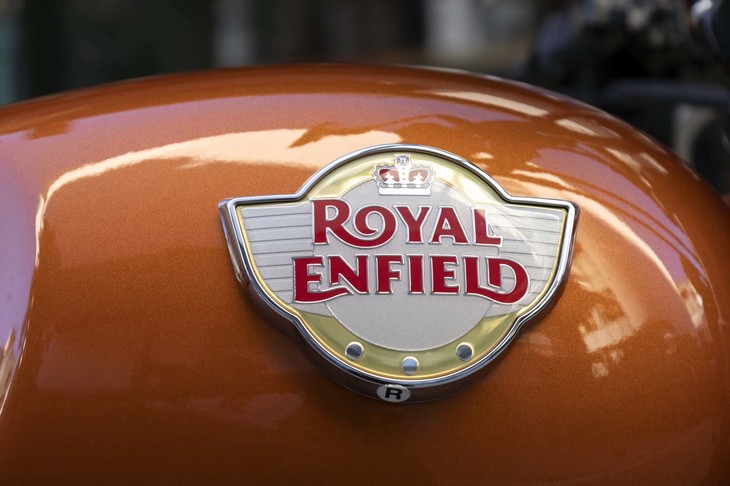 燃料タンクには、存在感のある立体的なエンブレムが装着されている。