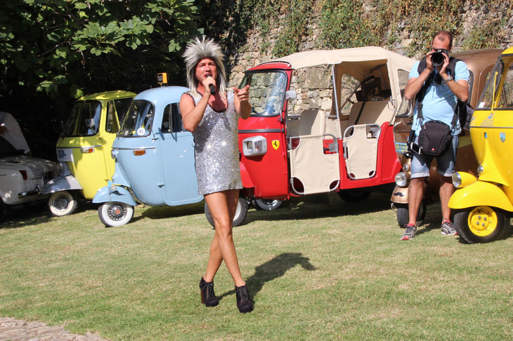 地元エンターテイナーによるライブも。「お兄さん、脚きれい!」と女性参加者から羨望（せんぼう）のため息が。