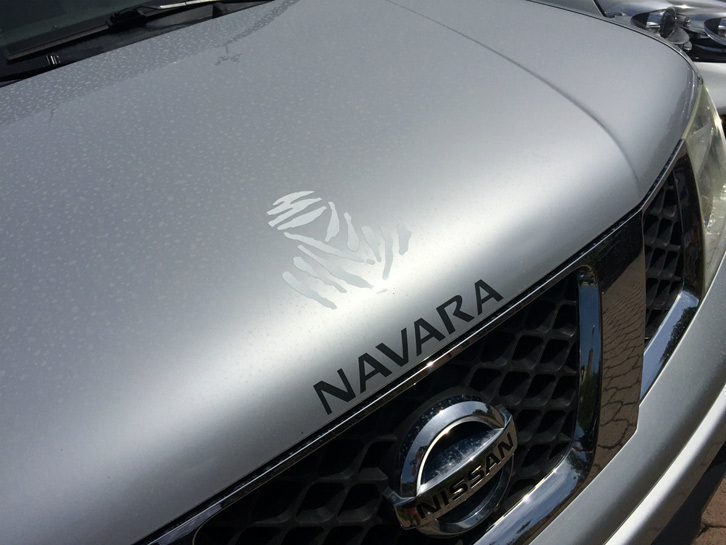 「日産ナバラ」に貼られたダカールラリーのステッカー。