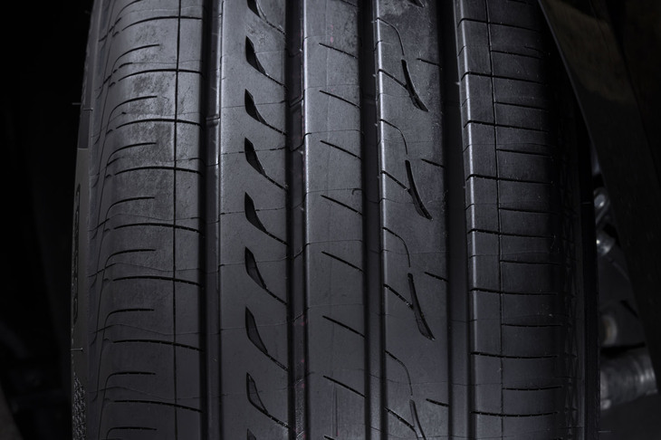 「GR-XIII」では、グルーブ（太い縦溝）を通る空気の音を低減する消音器（リブに掘られた穴）の形状を最適化したほか、ケースラインの形状やタイヤの構造なども見直すことで、静粛性を向上させている。