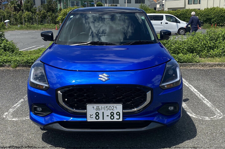 従来型から大きく変わり、ひと目で新型とわかる特徴的なフロントマスク。L字型のLEDポジションランプやピアノブラック調のグリルなどで上質感が追求されている。