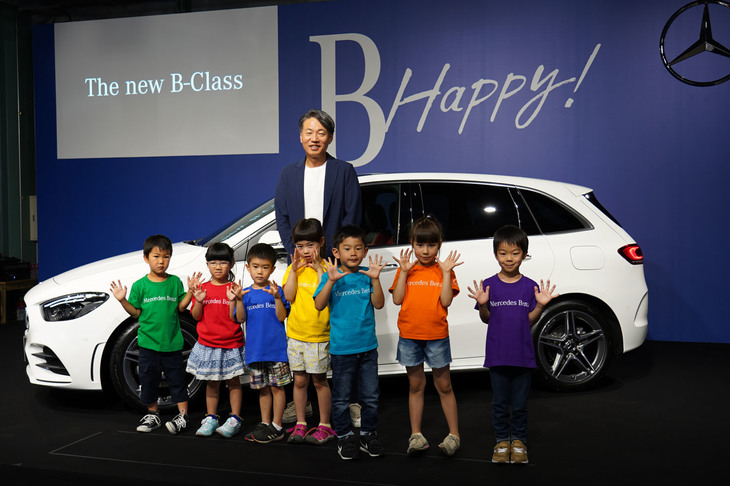 上野金太郎社長と子どもたち。写真では、一番楽しそうにしているのは上野社長のように見える。