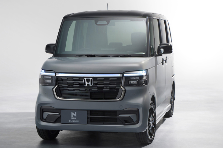 ラインナップはこれまで同様、標準車と「カスタム」（写真）の2モデル構成。　
	ほった「そういえば、カスタムもずいぶんすっきりした顔になったと思いますけど、どう思います？」　
	渕野＆清水「……」