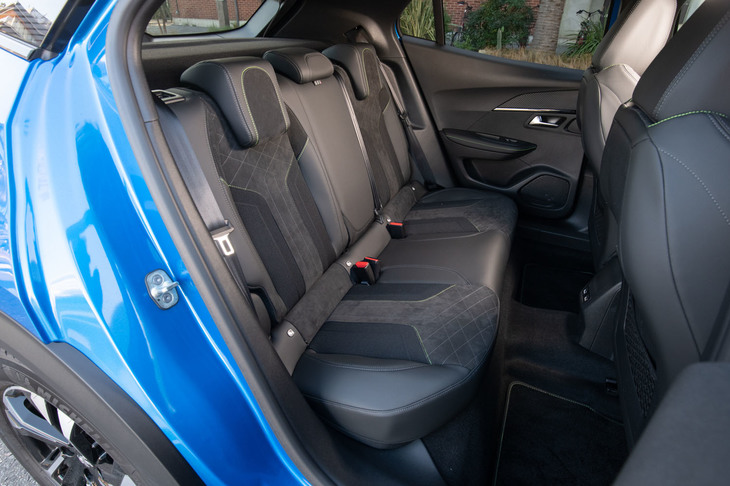 リアシートは6：4の分割可倒式。スペースは頭上、足元、肩まわりともに十分で、自然な着座姿勢をとれる。