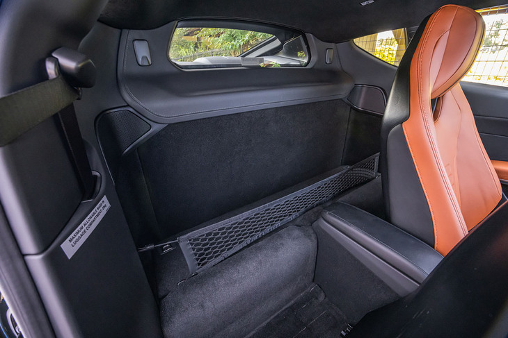 容量208リッター、積載重量が20kgまでとされるフロントシート後方の荷室。荷物を固定できるフックやネットも装備している。